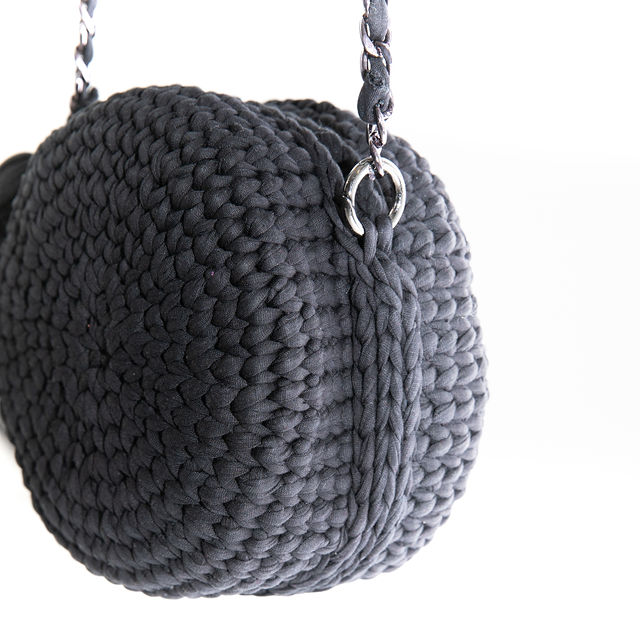 Knitted black round shoulder bag | BeautyLine Fashion BV
