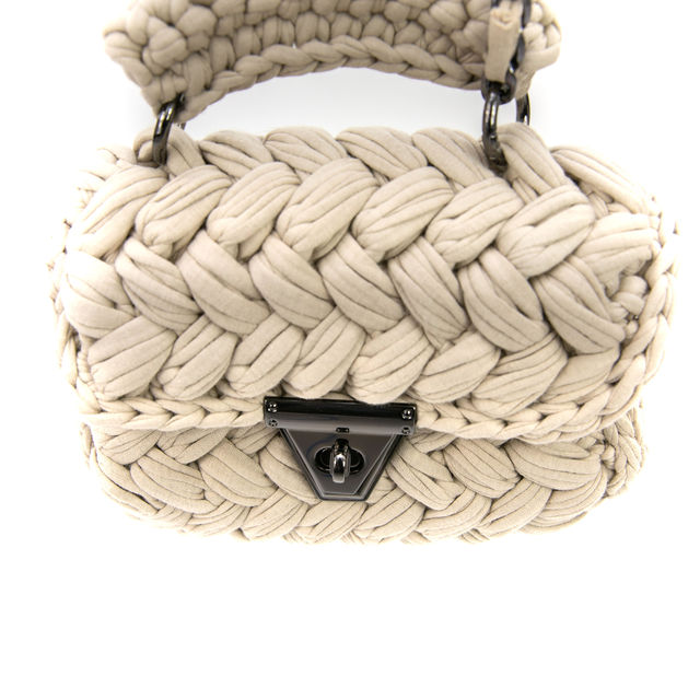 Knitted beige rectangular shoulder bag | BeautyLine Fashion BV